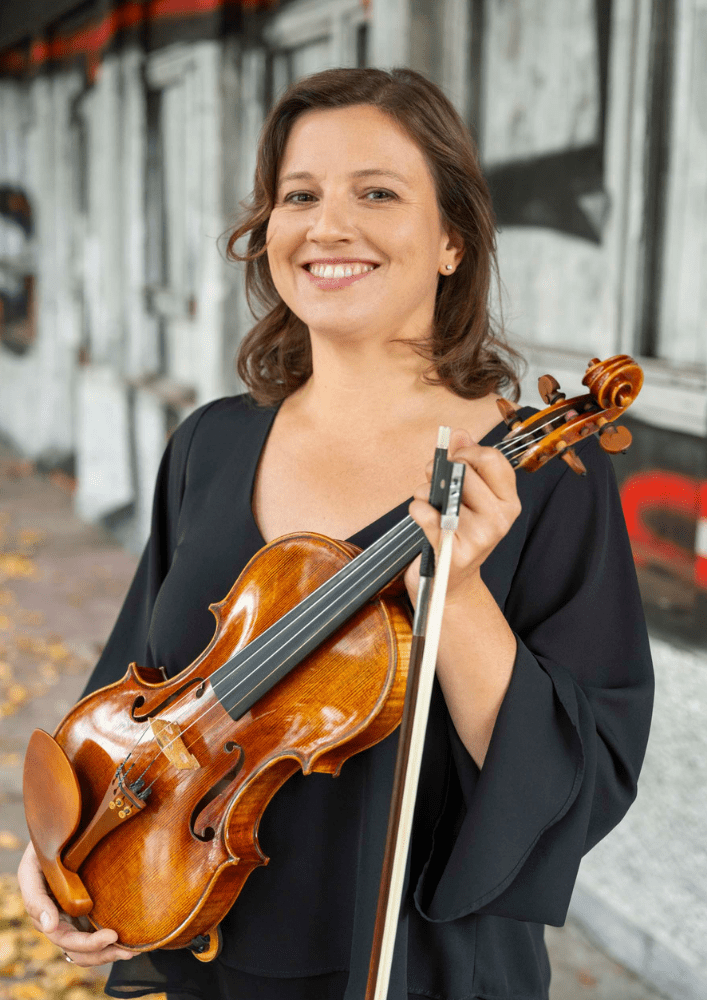 Angelika vor Wand
